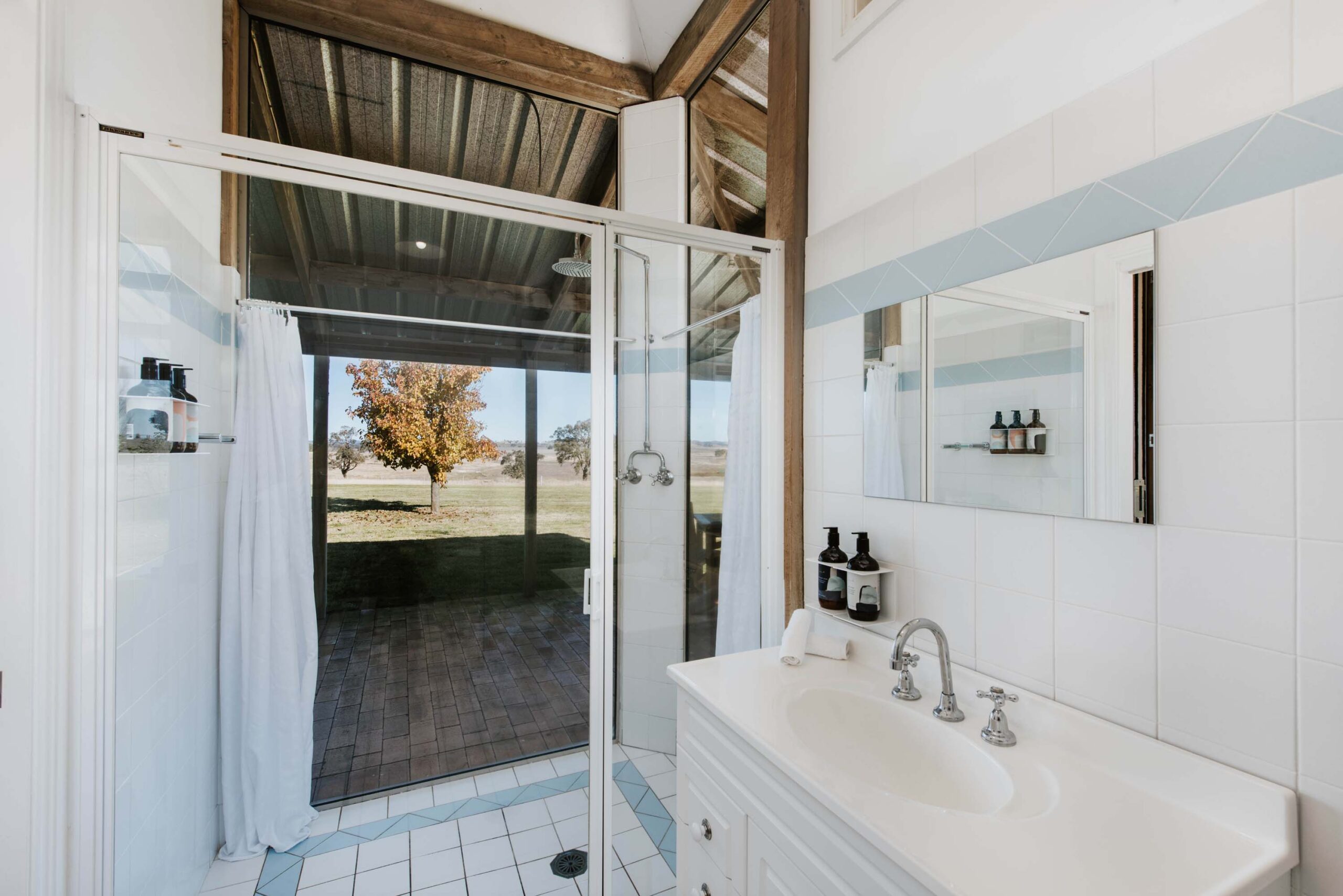 owl head lodge glass studio gulgong mudgee accommodation shower with view